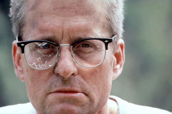 Po aktorskim Oscarze Douglas zdecydował się grywać w bardziej komercyjnym repertuarze W 1992 roku wystąpił w "Nagim instynkcie" Paula Verhoevena - erotycznym thrillerze, w którym partnerowała mu Sharon Stone - fot. Everett Collection

Rok później wystąpił w "Upadku" Joela Schumachera, głośnym filmie, którego akcja rozpoczyna się od gigantycznego korka na autostradzie do Los Angeles. Douglas wcielił się w postać mężczyzny, który nie mogąc poradzić sobie z własnymi problemami i głupotą otaczającego świata, wkracza na drogę przemocy i autodestrukcji - fot. Everett Collection

 

 

