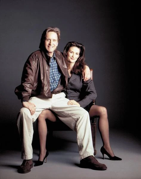 Na fali popularności "Nagiego instynktu" Michael Douglas wystąpił w kolejnym "erotycznym thrillerze" - "W sieci" (1994), gdzie jego ekranową partnerką była Demi Moore. Douglas zagrał dyrektora działu w przdsiębiorstwie zajmującym się produkcją oprogramowania komputerowego, który nawiązuje toskyczny romans ze swą nową przełożoną i... byłą kochanką (Moore).

