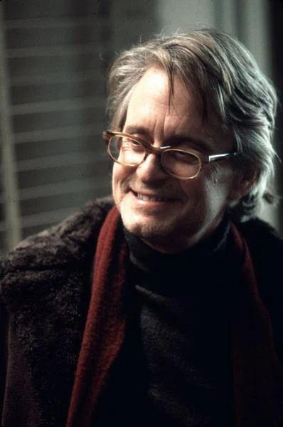 
W drugiej połowie lat dziewięćdziesiątych gwiazda Douglasa zaczęła nieco przygasać. Dopiero w 2000 roku aktor zagrał dwie doskonałe role - wykładowcę języka angielskiego w "Cudownych chłopcach" Curtisa Hansona (na zdjęciu) i szefa agencji do zwalczania narkotyków w "Traffic" Stevena Soderbergha - fot. Mary Evans Picture Library

