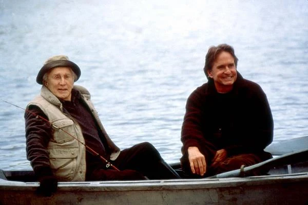 W tragikomedii "Wszystko w rodzinie" (2003) Michael Douglas spotkał się na planie filmowym ze swym ojciem, Kirkiem Douglasem. Zgodnie z tytułem obrazu na ekranie zobaczyliśmy również mamę aktora - Dianę Dill - fot. Mary Evans Picture Library