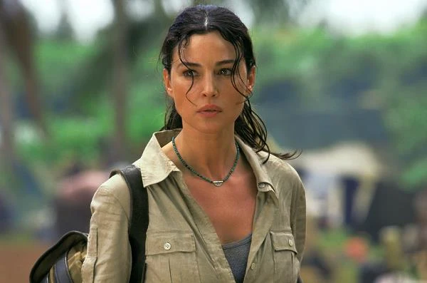 W 2003 roku aktorka zaliczyła świetny występ we włoskim komediodramacie "Pamiętaj mnie", jednak w tamtym czasie było o niej głośno raczej ze względu na role w hollywoodzkich produkcjach. W "Łzach słońca" - opowieści o oddziale amerykańskich żołnierzy, który ma za zadanie ewakuować lekarkę z obozu uchodźców w ogarniętej wojną domową Nigerii - zagrała bowiem u boku jednej z największych wówczas gwiazd kina, Bruce'a Willisa...