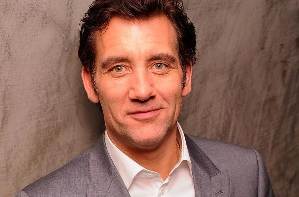 Kiedy Pierce Brosnan zrezygnował z roli Jamesa Bonda, jednym z najpoważniejszych kandydatów na jego następcę był Clive Owen. Obchodzący właśnie 50. urodziny Brytyjczyk wydawał się stworzony do roli agenta 007. Elegancki, tajemniczy, przystojny... No właśnie, czy jednak aby nie zbyt nudny? Rola Bonda przypadła co prawda Danielowi Craigowi, Clive Owen nie przestał jednak nosić garniturów... - fot. Andrew H. Walker Kiedy Pierce Brosnan zrezygnował z roli Jamesa Bonda, jednym z najpoważniejszych kandydatów na jego następcę był Clive Owen. Obchodzący właśnie 50. urodziny Brytyjczyk wydawał się stworzony do roli agenta 007. Elegancki, tajemniczy, przystojny... No właśnie, czy jednak aby nie zbyt nudny? Rola Bonda przypadła co prawda Danielowi Craigowi, Clive Owen nie przestał jednak nosić garniturów... - fot. Andrew H. Walker