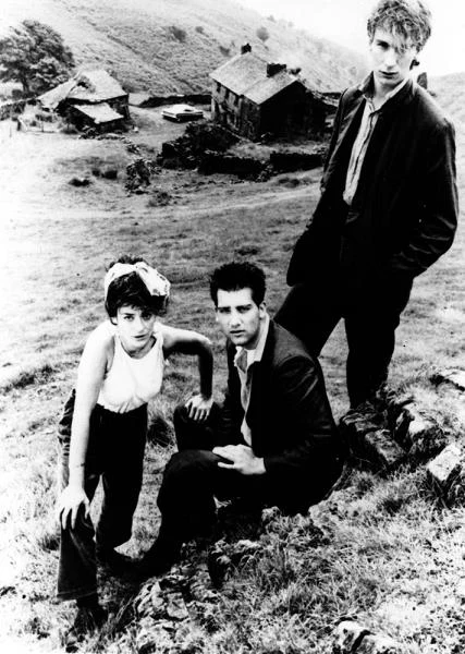 Po raz pierwszy na ekranie oglądaliśmy go w dramacie "Vroom" (1988), gdzie wystąpił u boku Dawida Thewlisa (P). Trzy lata później zwrócił na siebie uwagę rolą w dramacie "Close My Eyes" , gdzie - uwierzycie? - pokazał sie nie tylko bez garnituru, lecz nawet w stroju Adama! Po raz pierwszy na ekranie oglądaliśmy go w dramacie "Vroom" (1988), gdzie wystąpił u boku Dawida Thewlisa (P). Trzy lata później zwrócił na siebie uwagę rolą w dramacie "Close My Eyes" , gdzie - uwierzycie? - pokazał sie nie tylko bez garnituru, lecz nawet w stroju Adama!