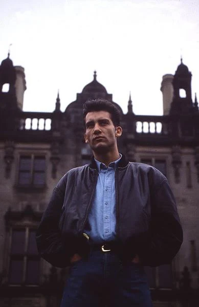 Karierę rozpoczynał jednak głównie od występów w telewizji. Na początku lat 90. był gwiazdą seriali "Chancer" (na zdjęciu), "Sharman", "Split Second" oraz przeboju stacji BBC "Second Sight".
Karierę rozpoczynał jednak głównie od występów w telewizji. Na początku lat 90. był gwiazdą seriali "Chancer" (na zdjęciu), "Sharman", "Split Second" oraz przeboju stacji BBC "Second Sight".