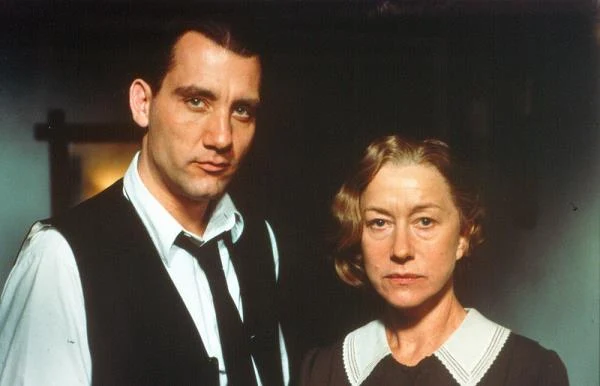 Kiedy amerykański reżyser Robert Altman realizował "Gosford Park", Owen znalazł się w obsadzie obok najważniejszych gwiazd brytyjskiego kina (na zdjęciu z Helen Mirren) - fot. Capitol Films Kiedy amerykański reżyser Robert Altman realizował "Gosford Park", Owen znalazł się w obsadzie obok najważniejszych gwiazd brytyjskiego kina (na zdjęciu z Helen Mirren) - fot. Capitol Films