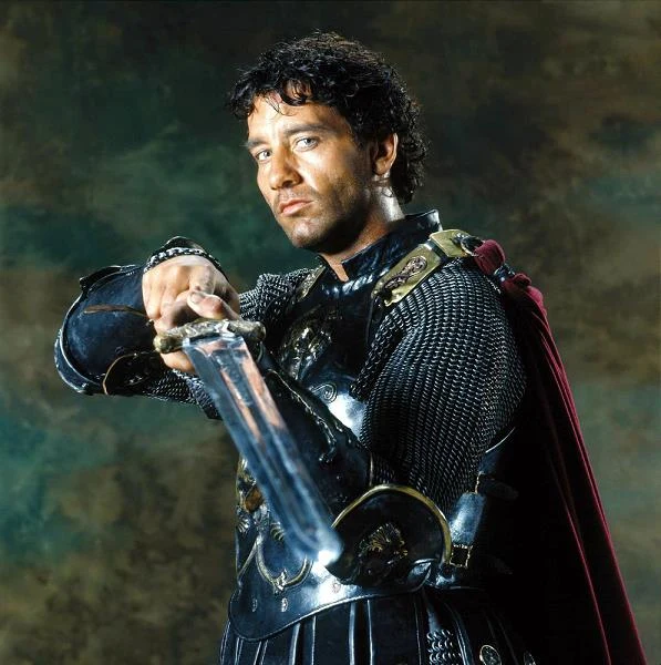 Dał się zauważyć do tego stopnia, że to właśnie jemu czołowy hollywoodzki producent Jerry Bruckheimer powierzył tytułową rolę w "Królu Arturze" Antoine'a Fuquy. Od tego momentu Owen stał się gwiazdą - fot. Touchstone Pictures Dał się zauważyć do tego stopnia, że to właśnie jemu czołowy hollywoodzki producent Jerry Bruckheimer powierzył tytułową rolę w "Królu Arturze" Antoine'a Fuquy. Od tego momentu Owen stał się gwiazdą - fot. Touchstone Pictures