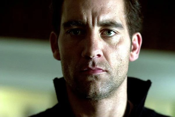 Dość szybko udowodnił też, że poza znakomitą prezencją ma też nieprzeciętny talent aktorski - jego rola w "Bliżej" Mike'a Nicholsa przyniosła mu statuetkę BAFTA i Złoty Glob dla najlepszego aktora drugoplanowego, a także nominację do Oscara. Dość szybko udowodnił też, że poza znakomitą prezencją ma też nieprzeciętny talent aktorski - jego rola w "Bliżej" Mike'a Nicholsa przyniosła mu statuetkę BAFTA i Złoty Glob dla najlepszego aktora drugoplanowego, a także nominację do Oscara.