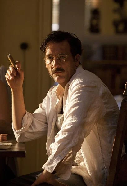 Cygaro i wąs? To musi być Ernest Hemingway. Clive Owen wcielił się w amerykańskiego pisarza w biograficznym filmie HBO "Hemingway i Gellhorn", opowiadającym o burzliwym związku autora "Stary człowiek i morze" z dziennikarką Marthą Gellhorn (Nicole Kidman).
Cygaro i wąs? To musi być Ernest Hemingway. Clive Owen wcielił się w amerykańskiego pisarza w biograficznym filmie HBO "Hemingway i Gellhorn", opowiadającym o burzliwym związku autora "Stary człowiek i morze" z dziennikarką Marthą Gellhorn (Nicole Kidman).