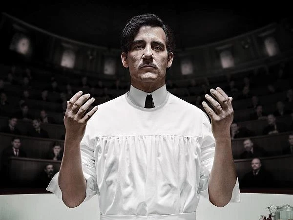 Parę tygodni temu telewizyjną premierę miał nowy serial stacji Stevena Soderbergha "The Knick". Clive Owen wciela się w nim w postać doktora Johna Thackery'ego - genialnego chirurga który wprowadza pionierskie metody leczenia i przekracza granice medycyny na początku XX wieku. Parę tygodni temu telewizyjną premierę miał nowy serial stacji Stevena Soderbergha "The Knick". Clive Owen wciela się w nim w postać doktora Johna Thackery'ego - genialnego chirurga który wprowadza pionierskie metody leczenia i przekracza granice medycyny na początku XX wieku.