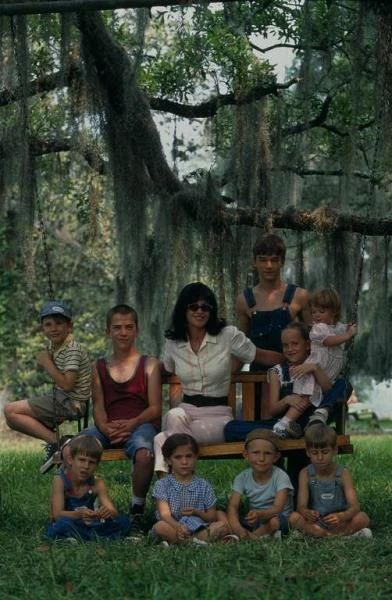 Nie wszyscy wiedzą, że piękna Dakota jest córką jednej z najbardziej znanych w latach 80. i 90. par w Hollywood - Dona Johnsona i Melanie Griffith (dwukrotnie brali ślub i rozwodzili się). Po raz pierwszy na ekranie pojawiła się właśnie u boku matki. Jako dziesięciolatka wystąpiła w "Wariatce z Alabamy" (1999), w której Griffith wcielała się w główną bohaterkę. Film wyreżyserował ojczym Johnson, Antonio Banderas. Nie wszyscy wiedzą, że piękna Dakota jest córką jednej z najbardziej znanych w latach 80. i 90. par w Hollywood - Dona Johnsona i Melanie Griffith (dwukrotnie brali ślub i rozwodzili się). Po raz pierwszy na ekranie pojawiła się właśnie u boku matki. Jako dziesięciolatka wystąpiła w "Wariatce z Alabamy" (1999), w której Griffith wcielała się w główną bohaterkę. Film wyreżyserował ojczym Johnson, Antonio Banderas.