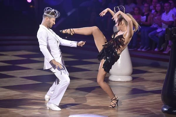 Mateusz Banasiuk i Agnieszka Kaczorowska zatańczyli cza-czę do utworu Lady Gagi "Poker Face" i uzbierali 33 punkty.
