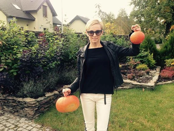 Wyszkoni wróciła ze spaceru bogatsza o dynie, podarowane jej przez życzliwych sąsiadów. "Dostałam dwie dynie wraz z przepisami jak je przyrządzić. Jeśli dynie wytrzymają do momentu, kiedy będę miała trochę czasu między treningami i koncertami, to na pewno zmierzę się z tym wyzwaniem" - mówi wokalistka.