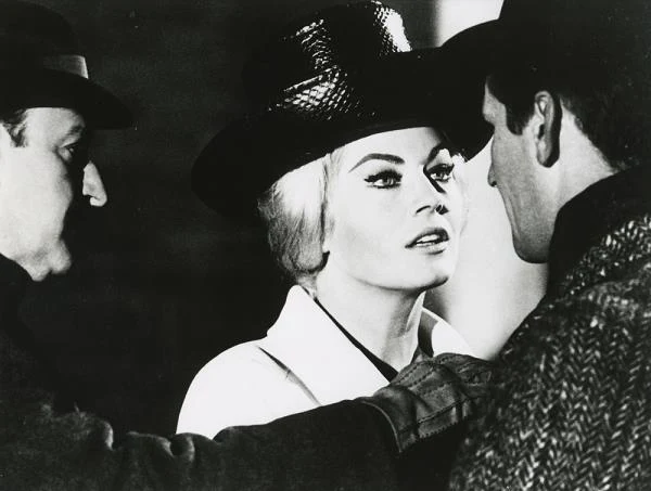 Anita Ekberg w filmie "A... B... C..." ("The Alphabet Murders", 1965)