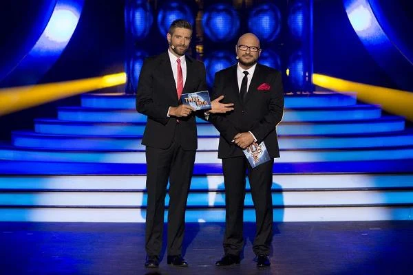 Gospodarze programu "Twoja Twarz Brzmi Znajomo": Maciej Dowbor i Piotr Gąsowski