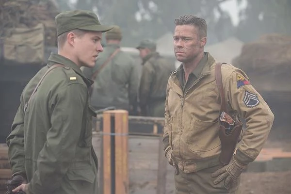Xavier Samuel i Brad Pitt w scenie z filmu "Furia"