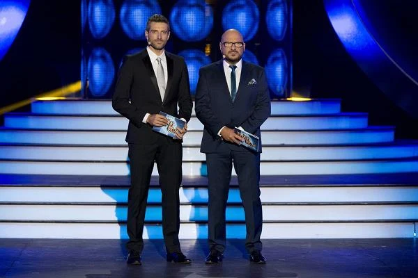 Gospodarze programu "Twoja Twarz Brzmi Znajomo": Maciej Dowbor i Piotr Gąsowski