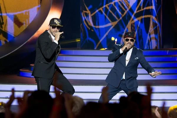 Gospodarze programu "Twoja Twarz Brzmi Znajomo": Maciej Dowbor i Piotr Gąsowski