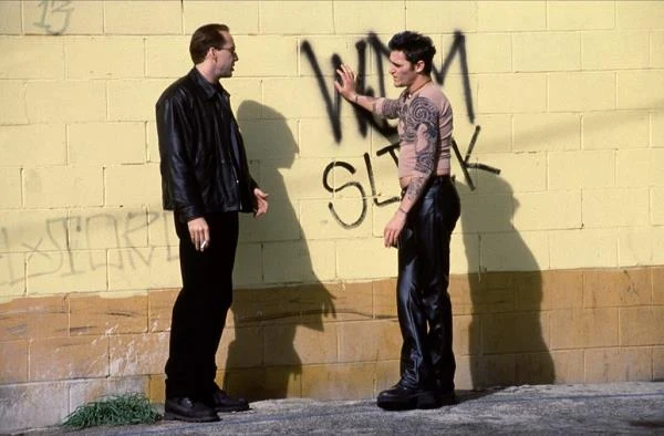 Po niezłych, ale niespecjalnie zapisujących się w pamięci drugoplanowych kreacjach w "Drodze przez piekło" Olivera Stone'a, "Powrocie do raju" Josepha Rubena i "Martwych gołębiach" Davida Dobkina, Phoenix znalazł się na ustach filmowego świata za sprawą roli w wyreżyserowanym przez Joela Schumachera obrazie "Osiem milimetrów", gdzie zagrał sprzedawcę w sklepie z materiałami pornograficznymi, który pomaga detektywowi granemu przez Nicolasa Cage'a w odkryciu prawdy, kryjącej się za szczególnie drastycznym filmem.