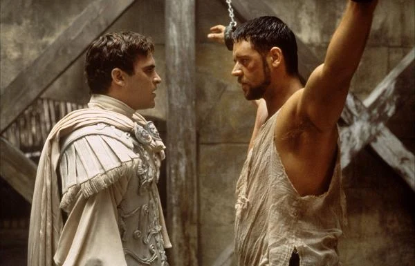 Miejsce w hollywoodzkiej pierwszej lidze zapewnił jednak Phoeniksowi kolejny film - dramat historyczny "Gladiator" Ridleya Scotta. W tym zrealizowanym z ogromnym rozmachem, niezwykle widowiskowym przedsięwzieciu, które z entuzjazmem przyjęli zarówno widzowie, jak i krytycy, aktor wcielił się w Kommodusa, głównego rywala granego przez Russela Crowe'a głównego bohatera. Za swoją kreację artysta otrzymał pierwszą w karierze nominację do Oscara.