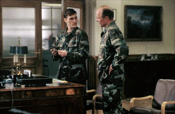 Następnie mogliśmy oglądać aktora u boku Eda Harrisa w czarnej komedii opowiadającej o kryminalnej subkulturze złożonej z młodych amerykańskich żołnierzy, którzy bazują w zachodnich Niemczech tuż przed upadkiem muru berlińskiego w 1989 roku, zatytułowanej "Buffalo Soldiers".