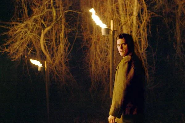 Jeszcze słabsza okazała się zrealizowana dwa lata później "Osada". To historia ściśle ze sobą związanej społeczności, odizolowanej od świata, która żyje w śmiertelnym strachu przed nieokreślonym złem zamieszkującym otaczające lasy. Grajacy tym razem główną rolę Phoenix wcielił się w zdeterminowanego mężczyznę, który ośmiela się stawić czoła nieznanemu.