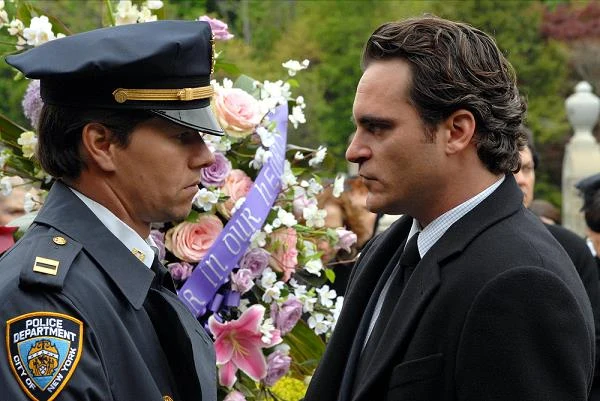 W 2000 roku Phoenix wystąpił w "Ślepym torze" Jamesa Graya u boku Marka Wahlberga. Siedem lat później ta sama trójka spotkała się podczas realizacji "Królów nocy". Film opowiadał o konflikcie dwóch braci, z których jeden (Phoenix) jest menedżerem nocnego klubu, związanym z przestępczym półświatkiem Nowego Jorku, a drugi (Wahlberg) to uczciwy i wierzący w sprawiedliwość policjant. Spór między nimi zaostrza się jeszcze bardziej, gdy na horyzoncie pojawia się piękna Amada (Eva Mendes).