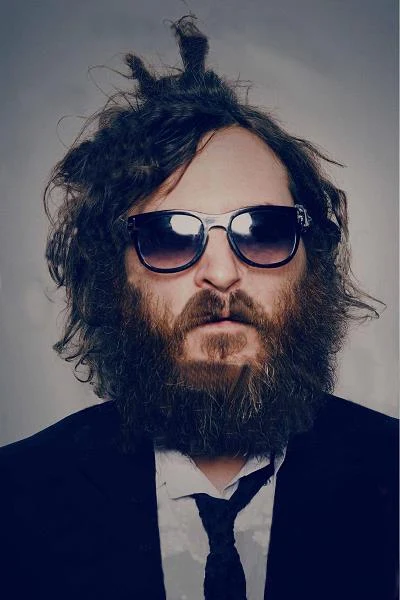 Po "Królach nocy" Phoenix zdążył wystąpić jeszcze w kolejnym obrazie Graya - "Kochankowie", po czym... zniknął z ekranów na ponad cztery lata. W międzyczasie zagrał jedynie... siebie samego w stylizowanym na dokument debiucie fabularnym Caseya Afflecka "Joaquin Phoenix. Jestem, jaki jestem". Zanim to zrobił w listopadzie 2008 roku ogłosił przed kamerami, że dość ma udawania kogoś, kim nie jest i zamiast aktorstwu zamierza poświęcić się swojej prawdziwej pasji... rapowaniu. Ta wiadomość obiegła filmowy świat i wywołała dezorientację wśród bliższych i dalszych współpracowników aktora. Film Afflecka przedstawia rok z życia Phoeniksa, jego pierwsze występy sceniczne, problemy z prasą i powszechną niechęcią otoczenia do jego nowego życia.