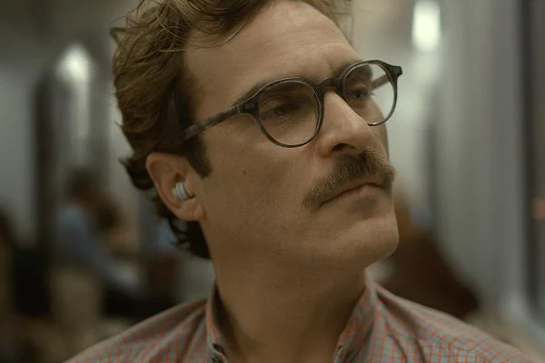 W tym roku oglądaliśmy Phoeniksa w dwóch nowych kreacjach. Najpierw wystąpił w nagrodzonym Oscarem za najlepszy scenariusz oryginalny filmie Spike'a Jonze zatytułowanym "Ona", gdzie wcielił się w samotnego pisarza, który kupuje nowy system operacyjny, tak zaprojektowany, aby spełnić wszystkie potrzeby użytkownika. Następnie zagrał w kolejnym filmie Graya, melodramacie "Imigrantka", w którym na ekranie partnerowali mu Marion Cotillard oraz Jeremy Renner.