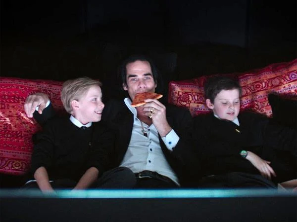 Nick Cave z synami w filmie "20 000 dni na Ziemi"