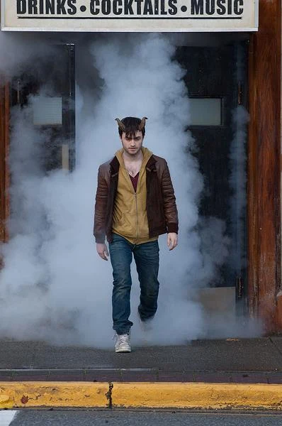 Daniel Radcliffe w scenie z filmu "Rogi"
