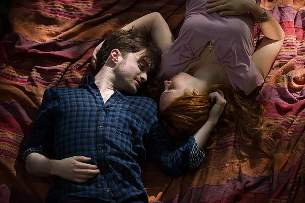 Daniel Radcliffe i Juno Temple w scenie z filmu "Rogi"