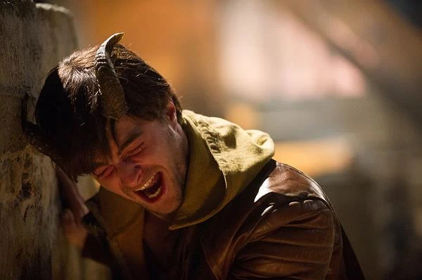 Daniel Radcliffe w scenie z filmu "Rogi"