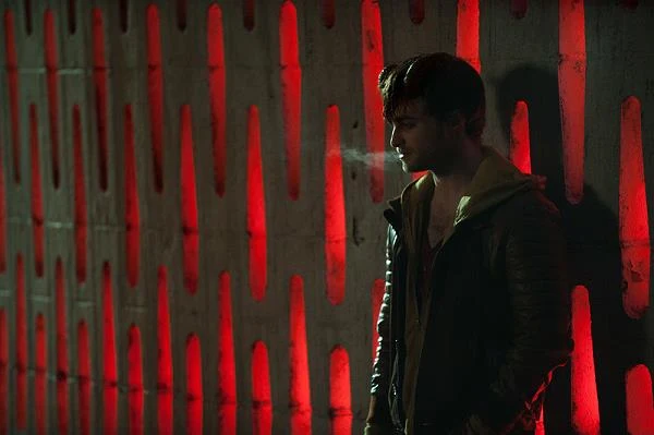 Daniel Radcliffe w scenie z filmu "Rogi"