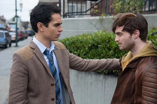 Max Minghella i Daniel Radcliffe w scenie z filmu "Rogi"