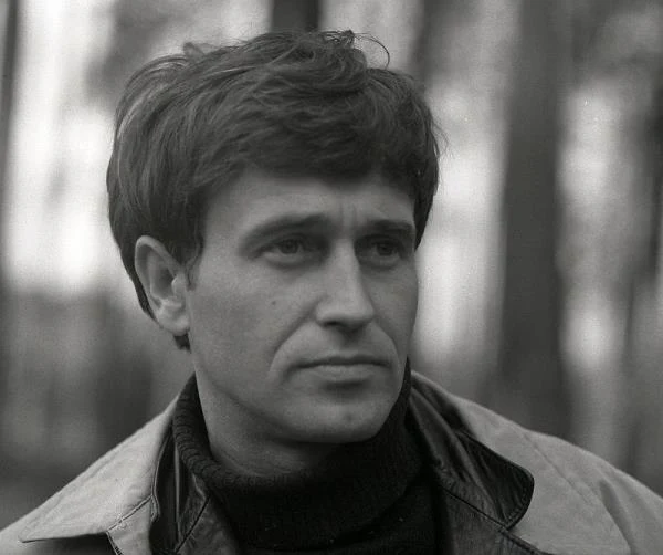 Początek lat 70. to rozpoczęcie współpracy z Andrzejem Kondratiukiem. Nowicki zagrał główną rolę w "Dziurze w ziemi" (1970) - fabularnym debiucie przyszłego reżysera "Czterech pór roku". Wcielił się tam w kierownika grupy geologów poszukujących w południowej Polsce ropy naftowej.