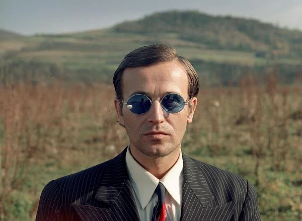 Dwa lata później Nowicki towarzyszył Idze Cembrzyńskiej i Jerzemu Zelnikowi przy pracy nad kolejnym filmem Kondratiuka "Skorpion, panna i łucznik". Powyższy fotos powinien wyjaśnić wszystkim, dlaczego Nowickiemu przez lata towarzyszyła sława uwodziciela.