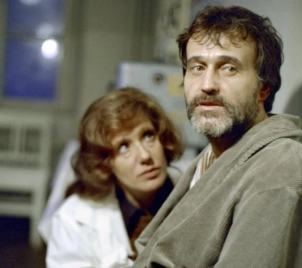 Lata 70. przyniosły aktorowi szeroką popularność i uznanie dzięki rolom w głośnych filmach. W tym czasie współpracował przede wszystkim z reżyserką Martą Meszaros, zagrał u niej m.in. Janosa w filmie "One dwie" (1977), Andrasa Novaka w "Jak to w domu" (1978) i Marka w "Po drodze" (1979). Wcielił się w postać Tomasza Piątka w "Spirali" (na zdjęciu) Krzysztofa Zanussiego (1978)  - czytamy w profilu aktora na stronie Culture.pl