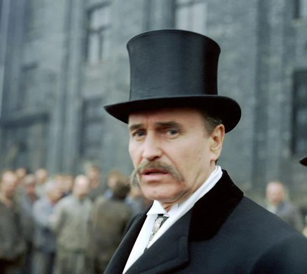 Po koniec lat 80. Nowicki stworzył pamiętną kreację księcia Hansa Friedricha von Teuss w "Magnacie" Filipa Bajona (1986) - na zdjęciu; oglądaliśmy go także jako Belzebuba w "Lawie" Tadeusza Konwickiego (1989) według III części "Dziadów" Mickiewicza.