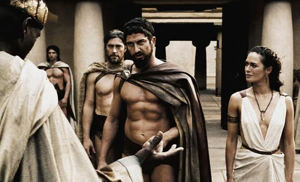 Przełomem w jego karierze okazała się rola spartańskiego wodza Leonidasa w wystawnej adaptacji komiksu "300". Butler był zachwycony możliwością poznania od środka tajemniczej kultury Spartan. "W Sparcie ludzie przez całe życie obcowali z bólem. To uczyło ich wytrwałości, odwagi i tego, żeby się nie litowali nad swoimi przeciwnikami" - opowiada. "Wszystko w tej kulturze nakierowane było na budowanie żelaznego charakteru i wewnętrznej siły, od sposobu, w jaki szkolono młodych wojowników, do tego, że oczekiwano od kobiet, aby w imię wojny poświęcały własne dzieci".

 

