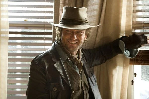 W kapeluszu Indiany Jonesa? W familijnej produkcji "Wyspa Nim" (2009) Butler podwójną rolę:  ojca tytułowej bohaterki, będącego błyskotliwym i pomysłowym naukowcem oraz Alexa Rovera - dziarskiego, nieustraszonego poszukiwacza przygód, którego Nim wzywa na pomoc."Ma potencjał aktorski i charyzmę, aby wykreować obie postaci, które można uznać za dwie strony medalu" - mówił o Butlerze producent Mark Levin.