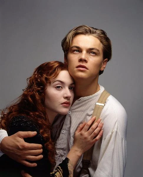 Hollywoodzką gwiazdę ucznił z niego kasowy przebój Jamesa Camerona 'Titanic", w którym DiCaprio partnerowała na ekranie Kate Winslet. "Pozyskanie Leo było dla nas prawdziwym łutem szczęścia. Wiedziałem, że widzowie instynktownie poczują się z nim związani. Leo jest aktorem niezwykle witalnym, jest niezmordowany, nie sposób go pokonać" - mówił o aktorze reżyser filmu. Mimo aż 14 nominacji do Oscara (ostatecznie "Titanic" triumfował aż w 11 kategoriach), wśród wybrańców Akademii zabrakło jednak nazwiska Di Caprio.