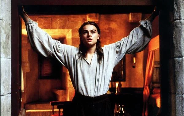 Rok później DiCaprio wystąpił w historycznym filmie "Człowiek w żelaznej masce", wcielając się w podwójną rolę: króla Ludwika XIV i jego skrywanego bliźniaka - Filipa. Wysiłki aktora doceiła jednak tylko kapituła... Złotych Malin, przyznając DiCaprio nagrodę w kategorii... Najgorsza Ekranowa Para.