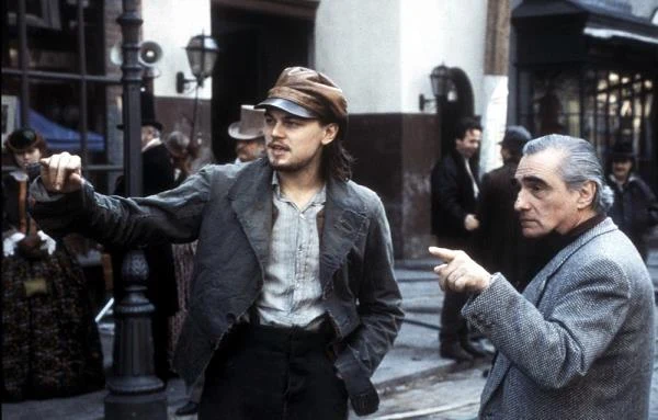 Rolą w "Gangach Nowego Jorku" (2002) rozpoczał DiCaprio wieloletnią współpracę z Martinem Scorsese. "Myślę, że Leonardo ma w sobie dużo z wielkich aktorów starszego pokolenia - Roberta De Niro, Ala Pacino i Dustina Hoffmana. Odznacza się podobnym do nich instynktem a jest to coś, co bardzo cenię" - Scorsese porównał DiCaprio do największych gwiazd Hollywod.