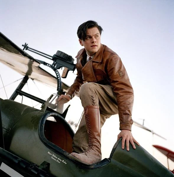 Rola milionera, wynalazcy i producenta filmowego Howarda Hughesa w filmie Scorsese "Aviator" (2005) przyniosła DiCaprio drugą nominację do Oscara i Złoty Glob dla najlepszego aktora. "Kiedy Leo zaczynał mówić o Hughesie, widziało się iskry w jego oczach i nie było problemu, żeby go sobie w tej roli wyobrazić. Kiedyś widziałem go na planie i to było naprawdę niesamowite, jak z młodego, entuzjastycznie nastawionego człowieka stawał się nagle starym Howardem opętanym przez swoje demony" - wspominał producent Graham King.