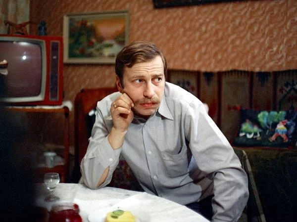 Kieślowski z niezwykłą przenikliwością ukazuje powolną ewolucję Filipa, który z człowieka "schowanego" we własną prywatność i ceniącego ponad wszystko "święty spokój" przeobraża się w społecznika i artystę, wrażliwego na ludzką krzywdę i niesprawiedliwość - czytamy w Internetowej Bazie Filmu Polskiego.