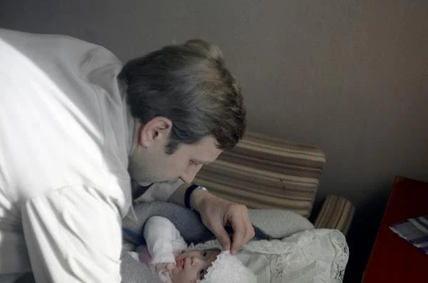 "Najpełniejszą i chyba najbardziej własną z ról filmowych Stuhra" - nazwał role w "Amatorze" Aleksander Jackiewicz. "Tematem tego filmu było dla mnie przede wszystkim stawanie się artysty. Doj­rzewanie do sztuki. To sobie 'ciągnąłem' przez cały film, jako swoją prywatną nutkę, uważając, że oparcie się na tym właśnie daje szansę bycia szczerym" - przyznawał aktor