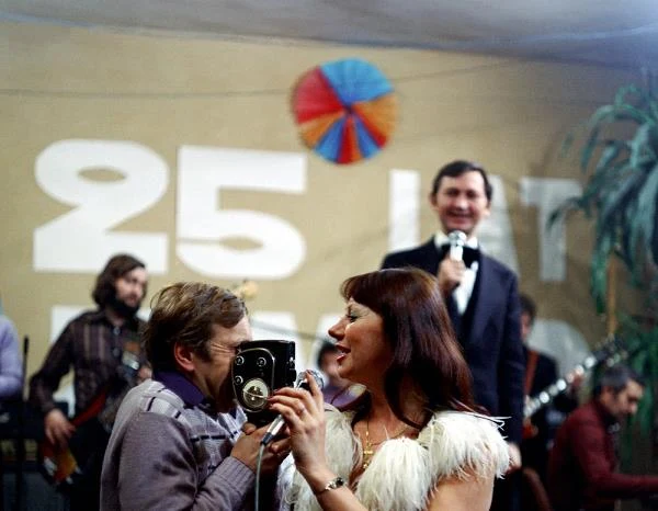 Pierwowzorem postaci Filipa Mosza był filmowiec-amator, fotograf i plastyk Franciszek Dzida. "Barwna postać, która sprawiała, że maleńkie Chybie i wiejski klub filmowy istniały na mapie Polski i Europy. Twórca idei, która wpłynęła na życie wielu osób i zmieniała naszą miejscowość pozostawił po sobie kilkadziesiąt filmów, prace plastyczne, bogate archiwum fotograficzne i ogrom wspomnień o ciekawym człowieku i wielkiej filmowej przygodzie, w której mogliśmy z nim uczestniczyć" - napisali o zmarłym w 2013 Dzidzie przyjaciele z Amatorskiego Studia Filmowego "Klaps".