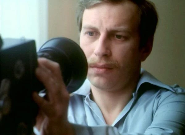Słynne zakończenie "Amatora", kiedy bohater filmu Kieślowskiego kieruje kamerę na siebie samego i zaczyna opowiadać historię swego życia. "Wolę rozumieć [ten gest] nie jako decyzje ucieczki o tematów publicznych do prywatnych, lecz jako uświadomomienie sobie przez bohatera, że uprawianie wszelkiej twórczości wymaga, by samego siebie poznać do końca" - pisał Tadeusz Lubelski w "Filmie".
