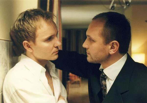 "Pierwowzory Adama i Stefana, młodzi ambitni biznesmeni, którzy w marcu 1994 zamordowali swoich dręczycieli i w chwili premiery filmu odsiadywali swoje 25-letnie wyroki, stali się równie znani, jak wzorowani na nich bohaterowie 'Długu' (...) Film Krzysztofa Krauzego nie do tego w istocie nas zachęca, byśmy zestawiali fabułę z jej prototypową historią, lecz
z naszym własnym sumieniem. Dług zmusza nas, (...) byśmy - bojąc się o bohatera jak o siebie – solidaryzowali się z jego zbrodnią, a potem każe nam się cofnąć o krok i spytać, czy rzeczywiście zdolni bylibyśmy dojść aż tam" - Tadeusz Lubelski pisał w "Historii kina polskiego".