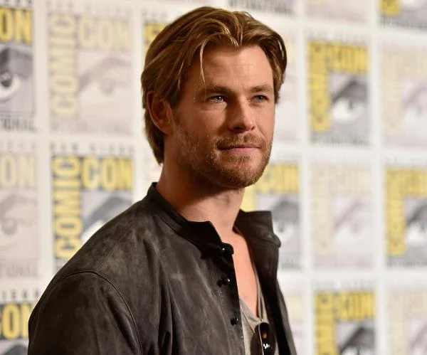 W artykule mu poświęconym, 31-letni Hemsworth stwierdził, że zwycięstwo w plebiscycie uważa za "bardzo śmieszne", zwłaszcza fakt, że jego portret znalazł się na okładce magazynu, opatrzony słowami "najseksowniejszy mężczyzna świata" - fot. Alberto E. Rodriguez